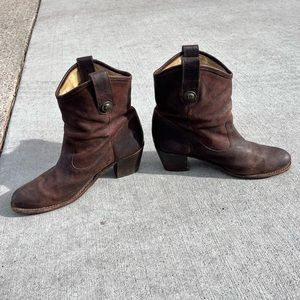 Frye Vintage Women’s Cowgirl Shortie Boots. Fits Size 7.